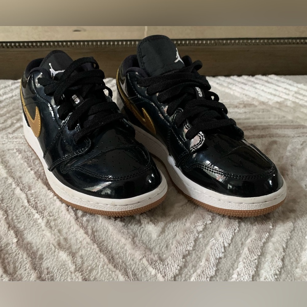 ❌SOLD❌Nike Air Jordan 1 Low GS Black/ Metallic gold